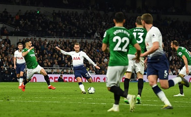 Erikson lập công lớn giúp Tottenham giữ vị trí top 3